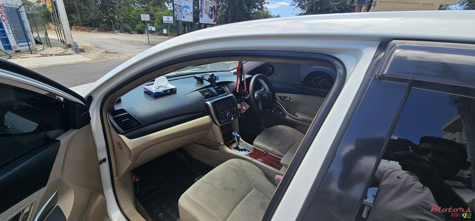 2013' Toyota Premio photo #2