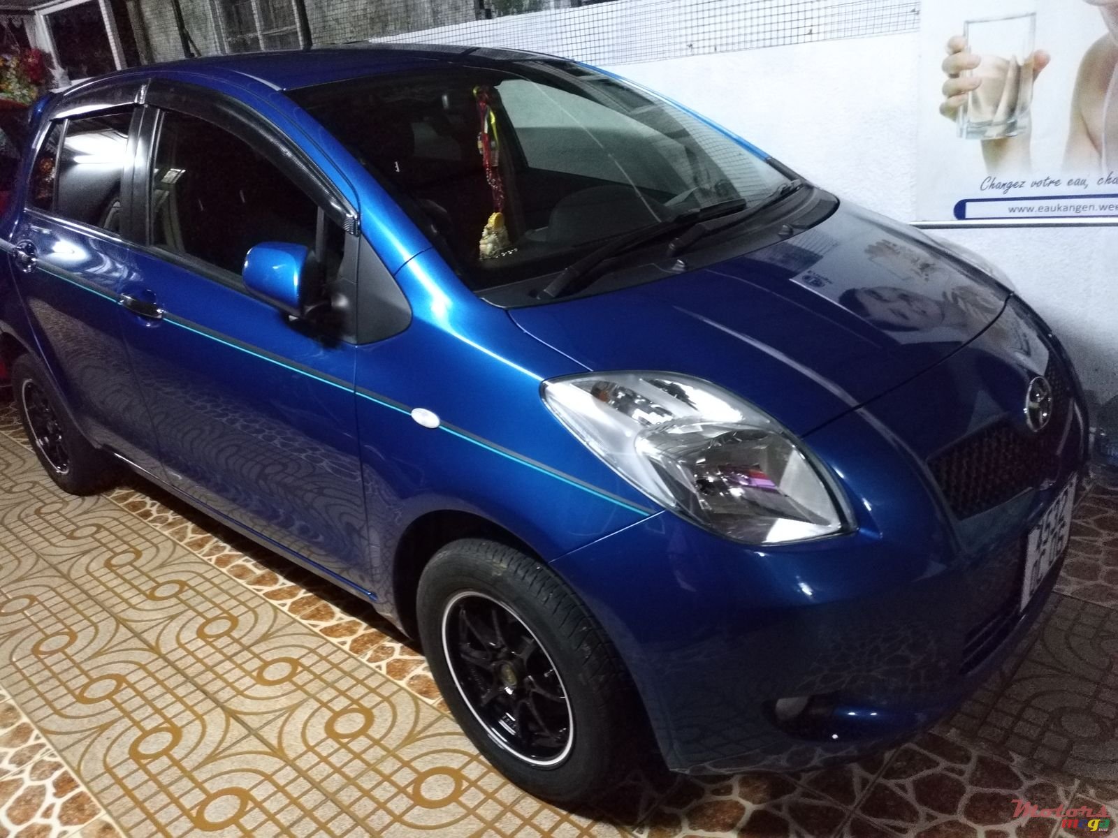 2006' Toyota Vitz photo #2