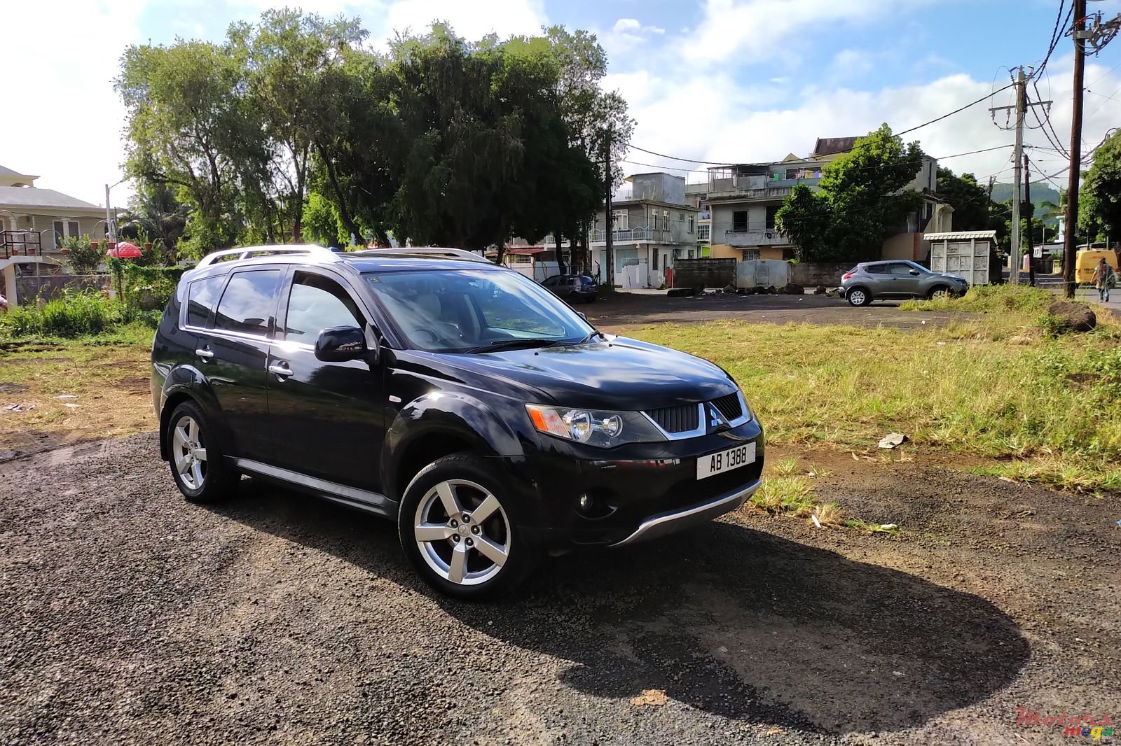 2009' Mitsubishi Outlander XL photo #2