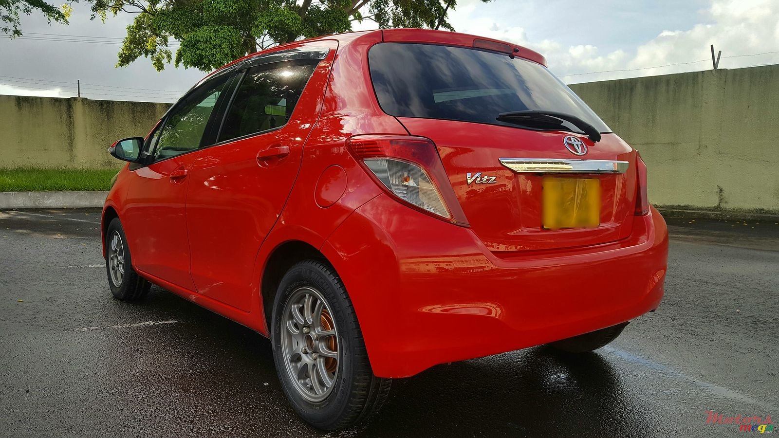 2011' Toyota Vitz photo #2