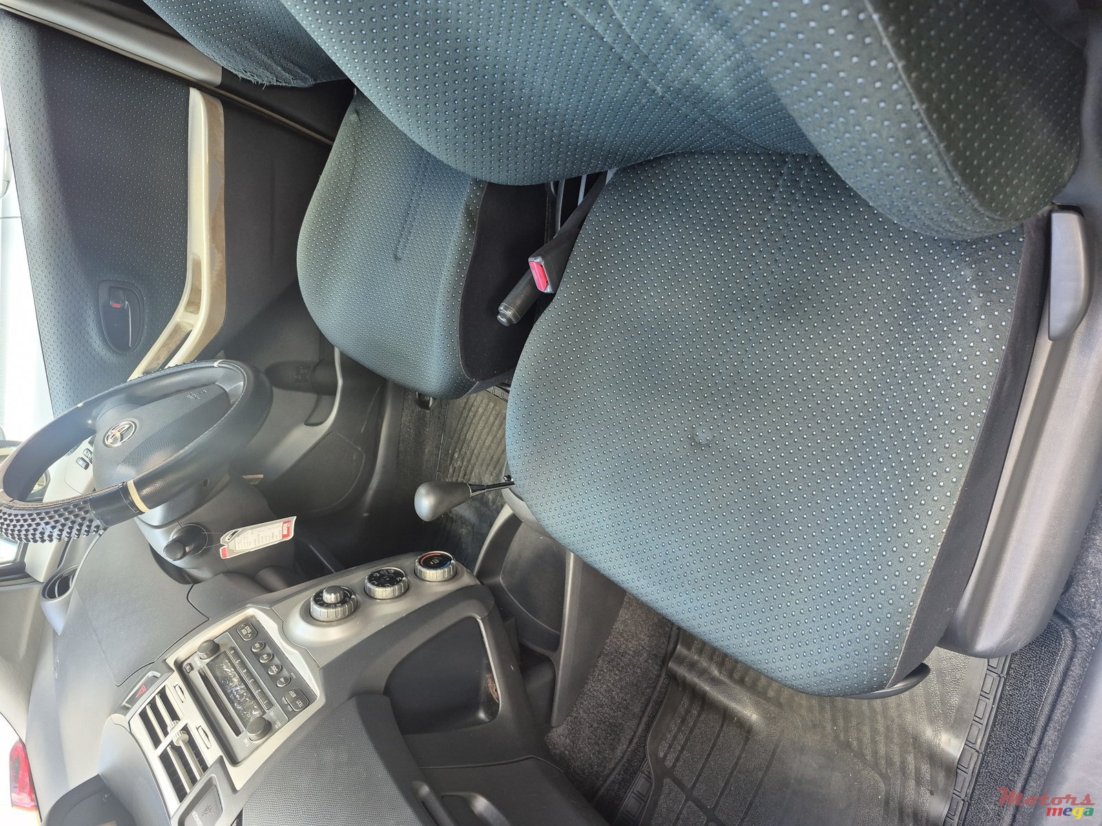 2005' Toyota Vitz photo #2
