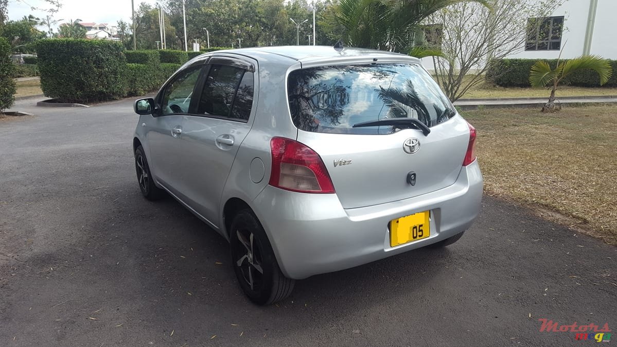 2005' Toyota Vitz photo #3