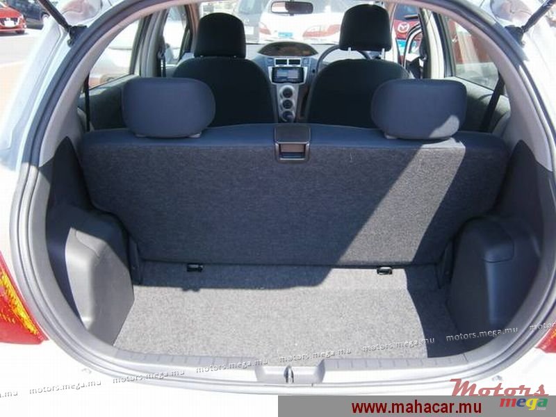 2010' Toyota Vitz photo #3