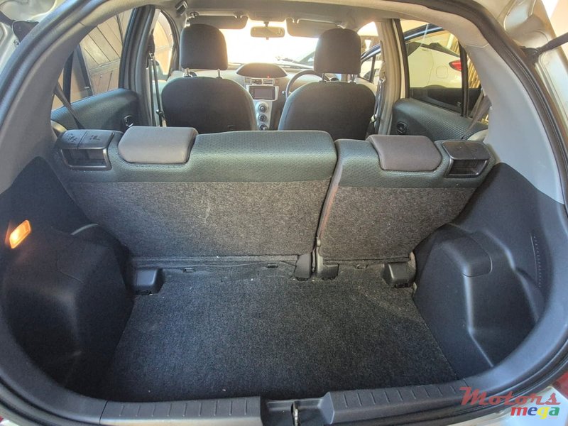 2006' Toyota Vitz photo #3