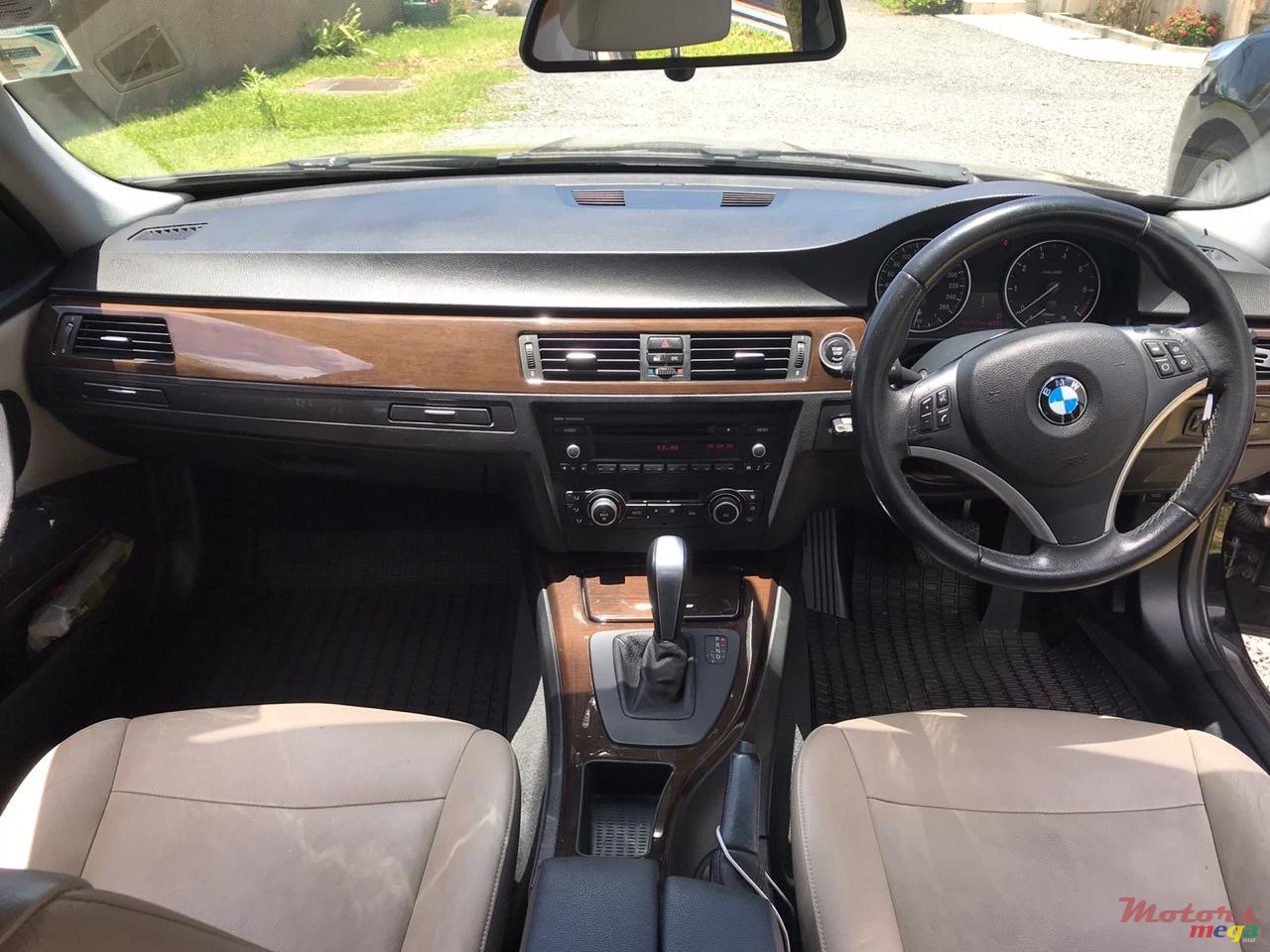 2011' BMW 3 Series photo #6