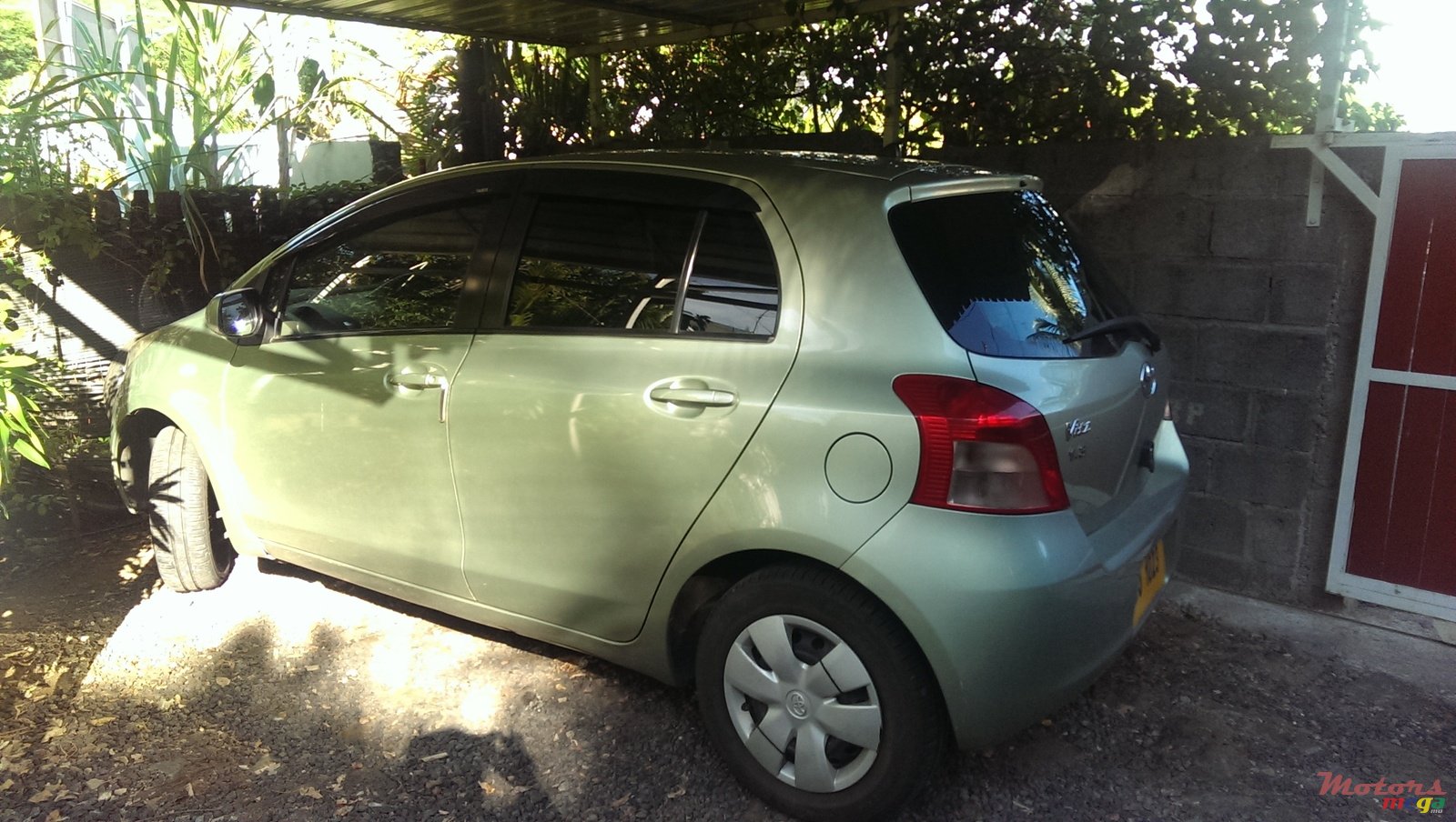 2006' Toyota Vitz photo #1