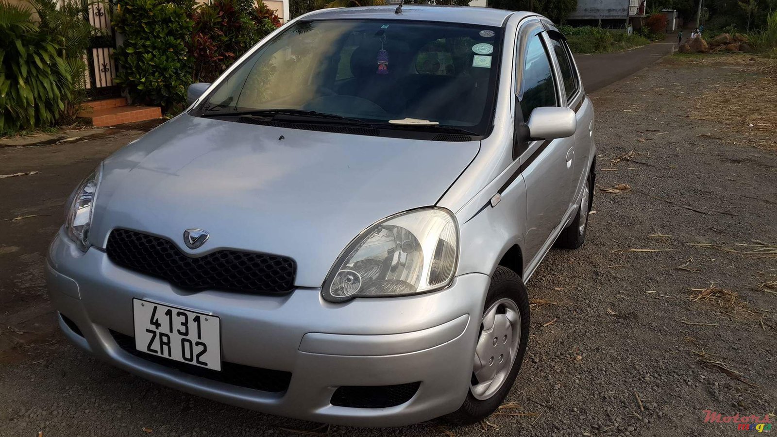 2002' Toyota Vitz photo #1