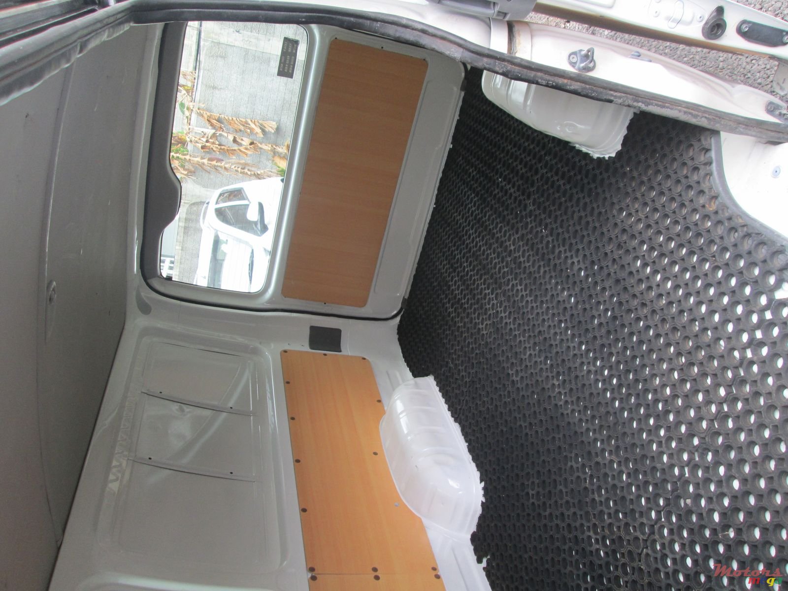 2009' Toyota Hiace photo #7