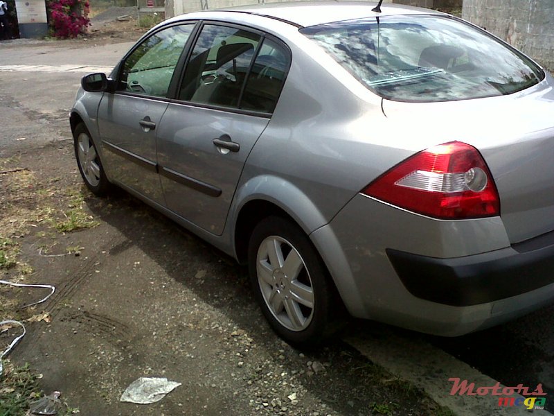 2005' Renault Megane berline photo #2