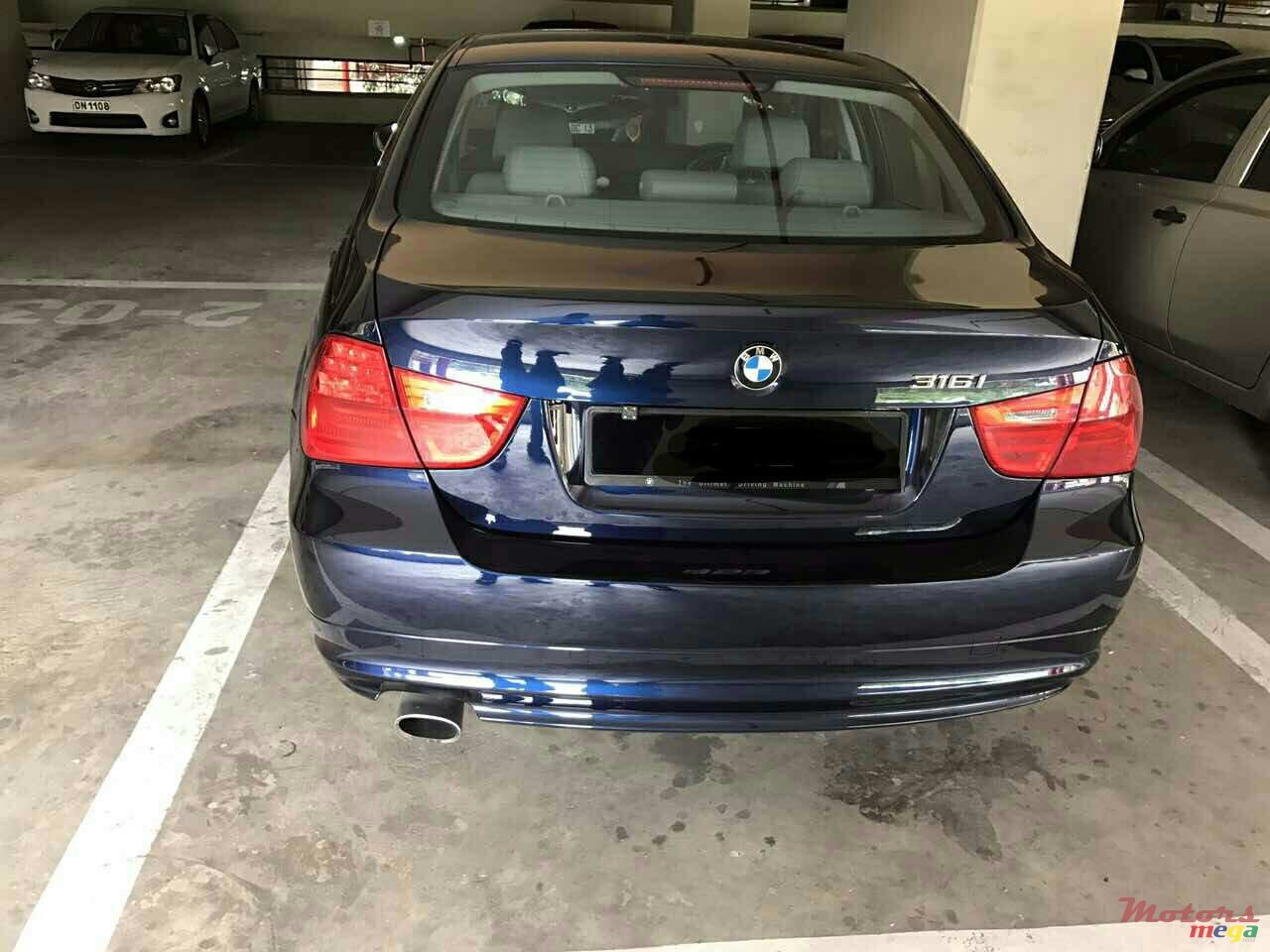 2011' BMW 3 Series Sedan photo #2