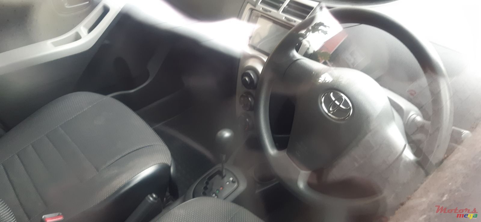 2009' Toyota Vitz photo #2