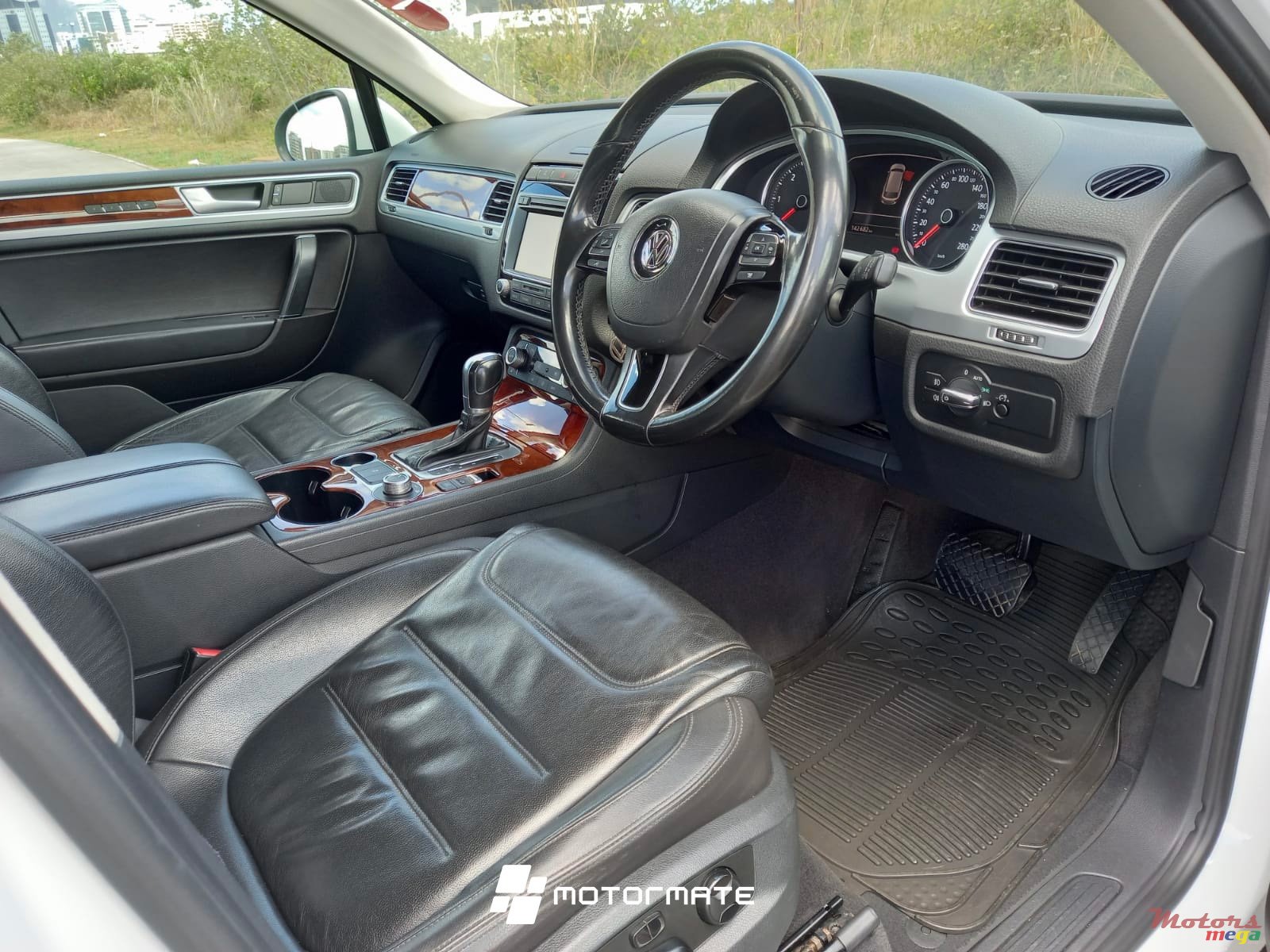 2015' Volkswagen Touareg 2 TDI photo #5