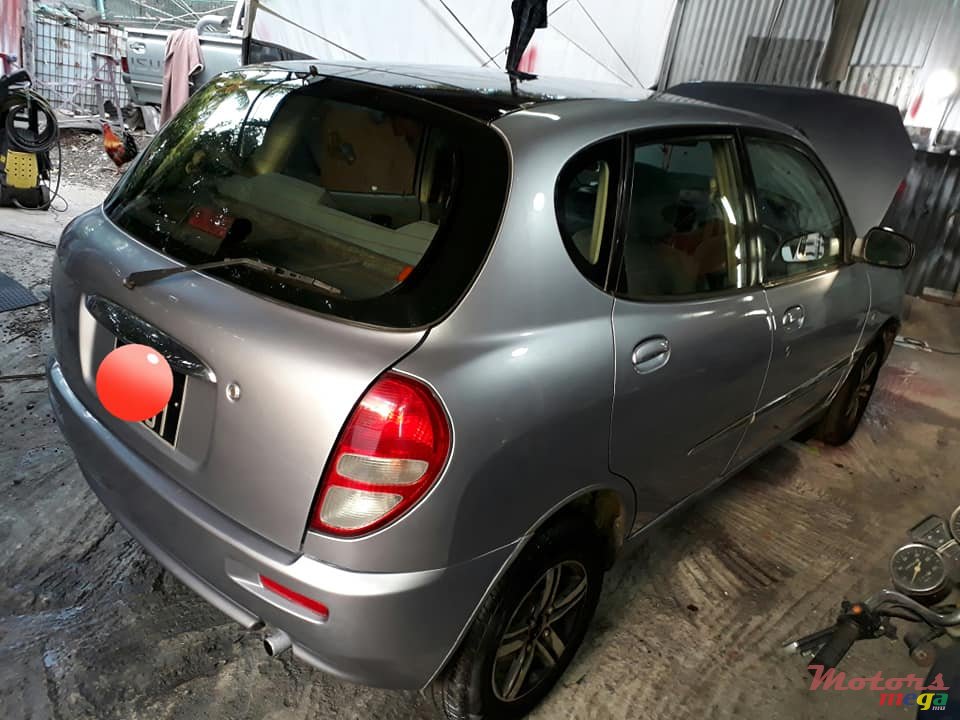 2001' Toyota Duet photo #2