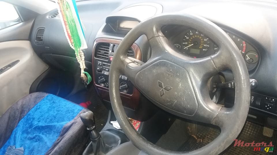 2002' Mitsubishi Carisma photo #4