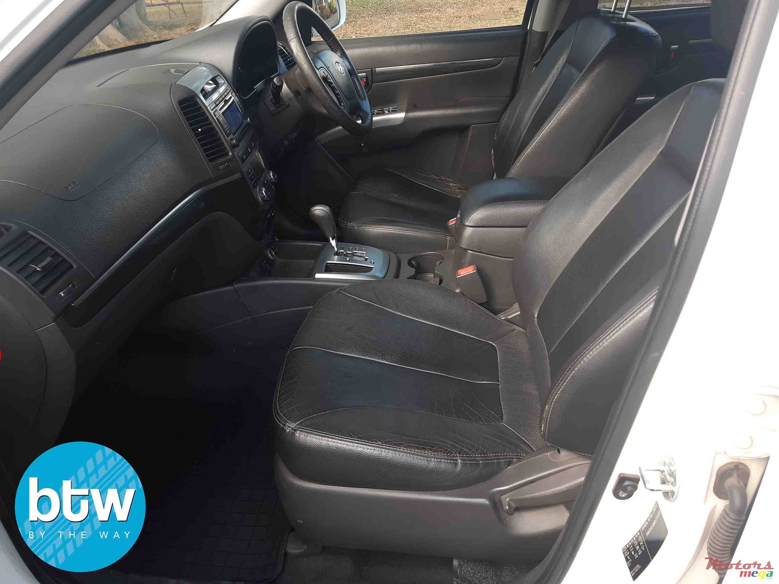 2011' Hyundai Santa Fe 7-seater photo #4