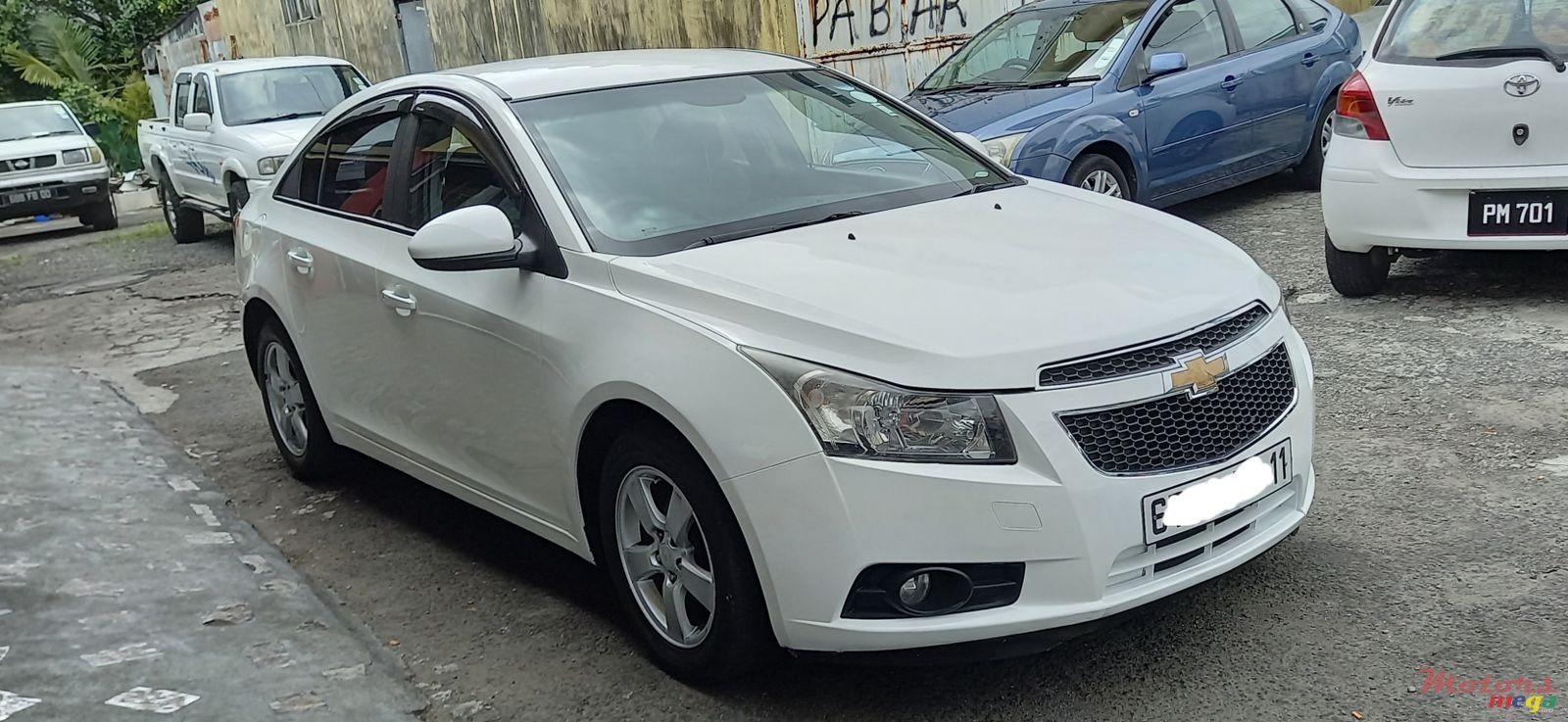 2011' Chevrolet Cruze photo #2