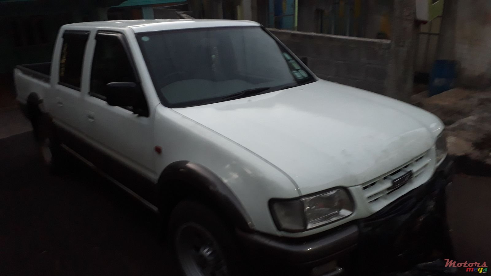 2001' Isuzu TFR photo #1