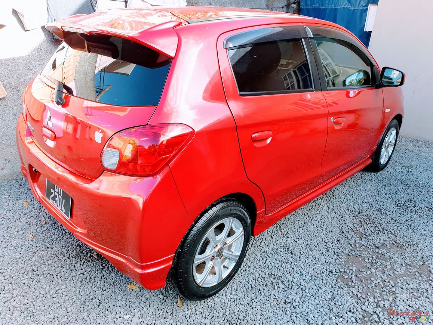 2013' Mitsubishi Mirage photo #2