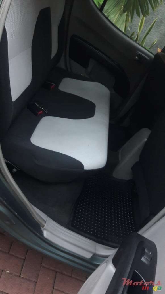 2010' Mitsubishi L 200 original photo #5