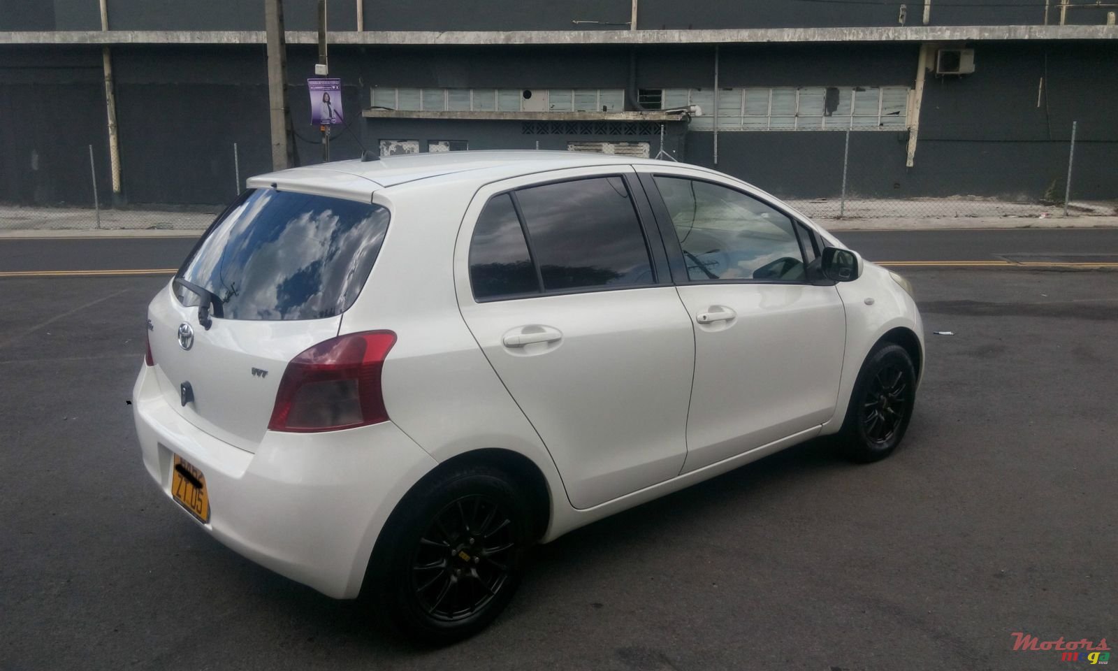 2005' Toyota Vitz photo #4