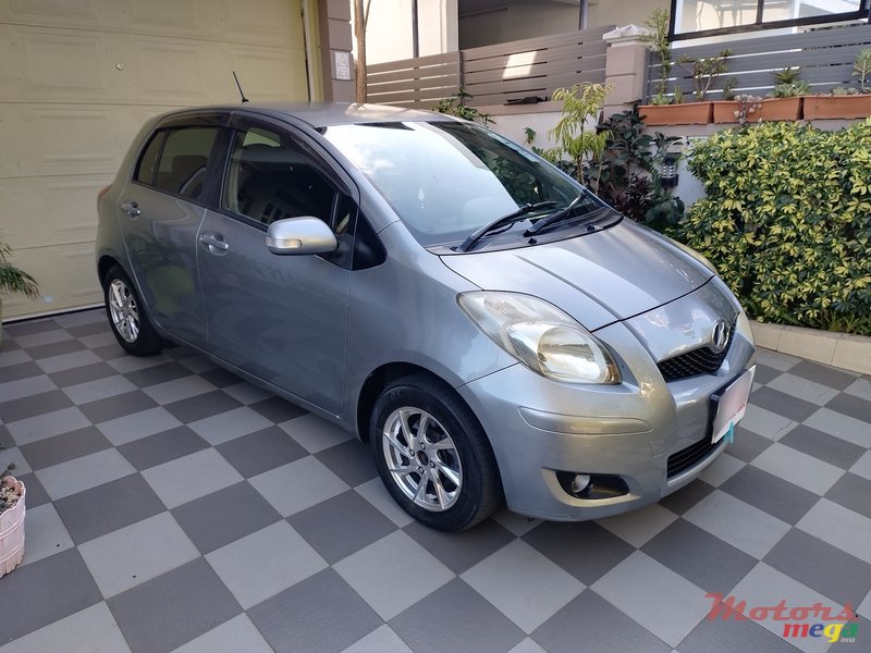 2009' Toyota Vitz photo #3