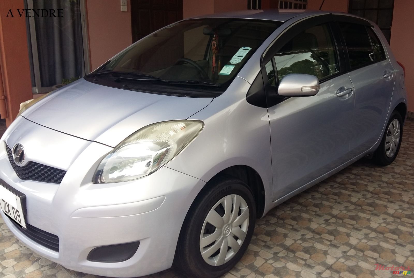 2009' Toyota Vitz photo #3