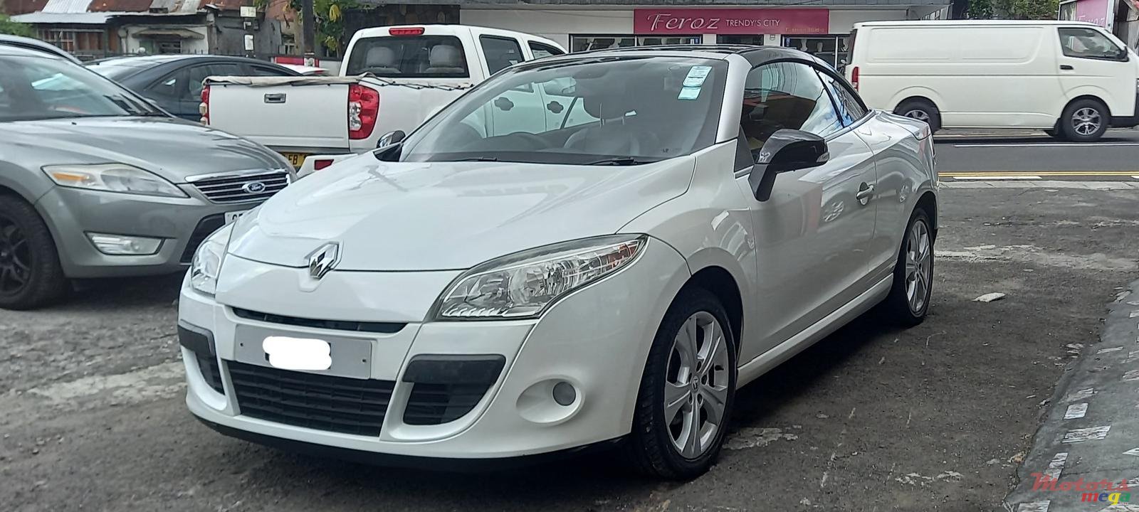 2011' Renault Megane Convertible photo #3