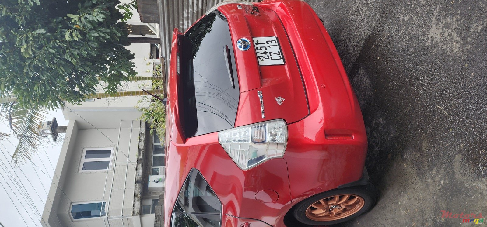 2013' Toyota Prius v photo #3