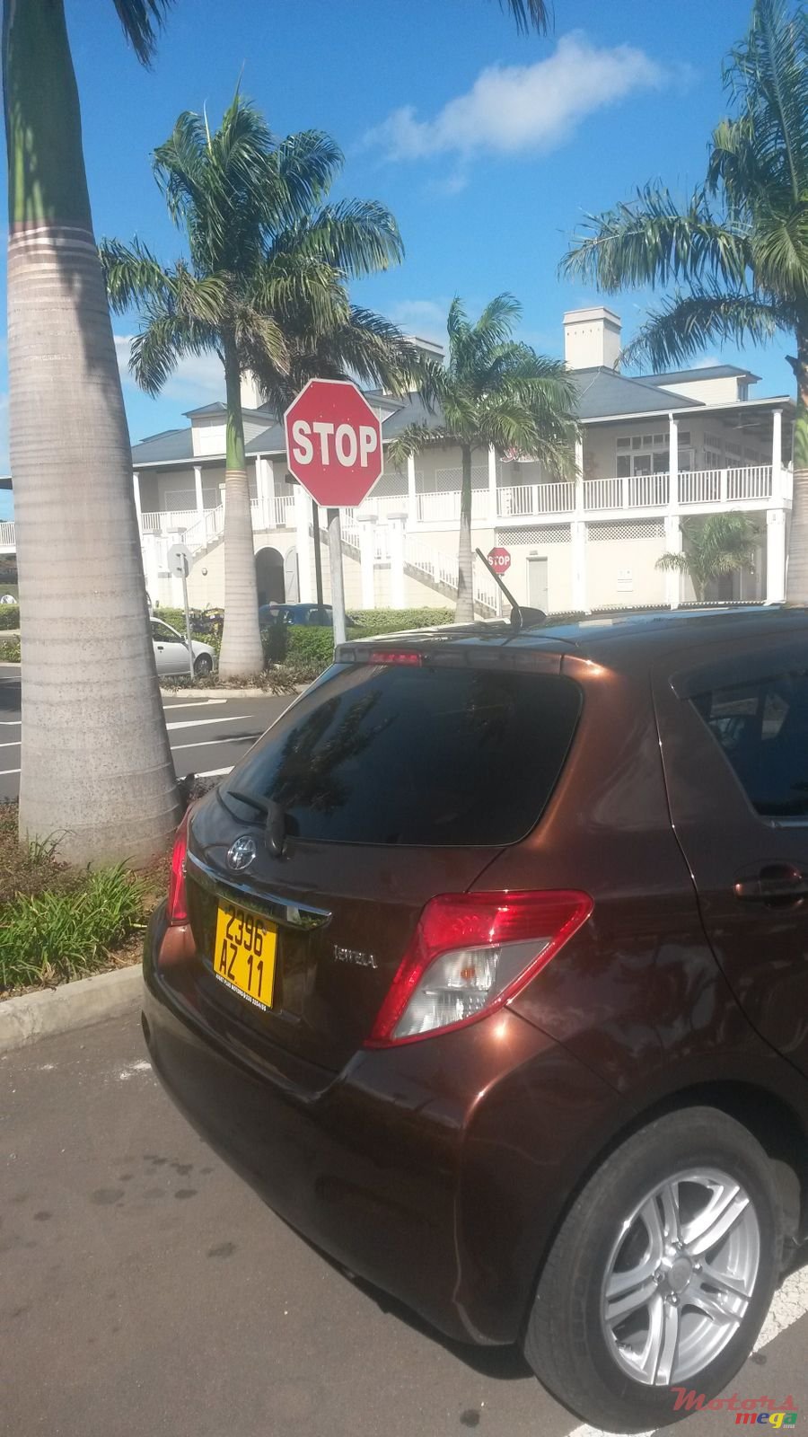 2011' Toyota Vitz photo #2