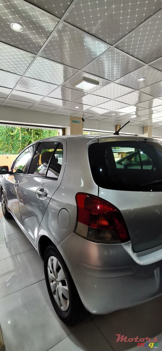 2009' Toyota Vitz photo #5