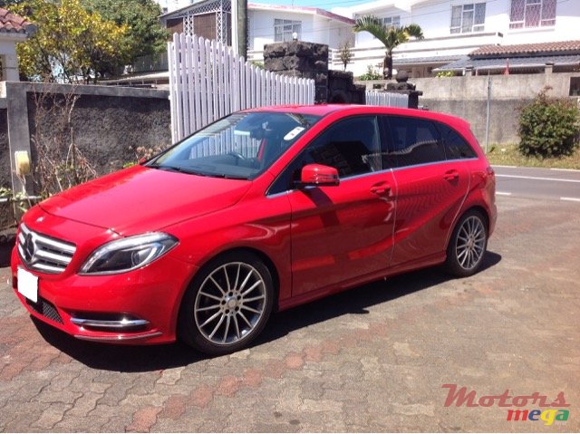 2012' Mercedes-Benz B 180 photo #1