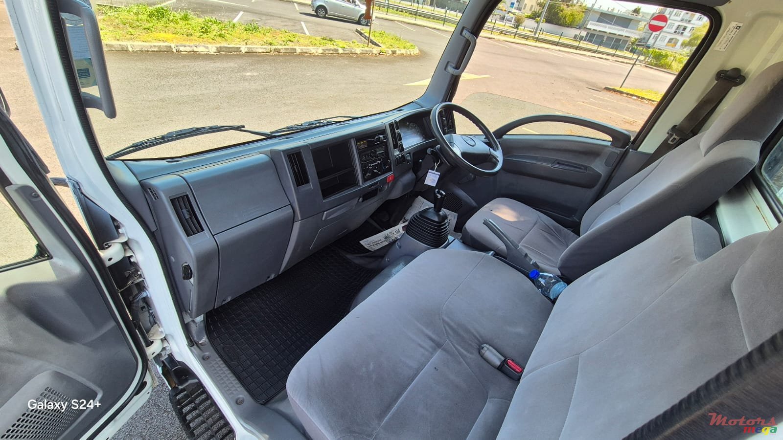 2020' Isuzu Reward NP photo #6