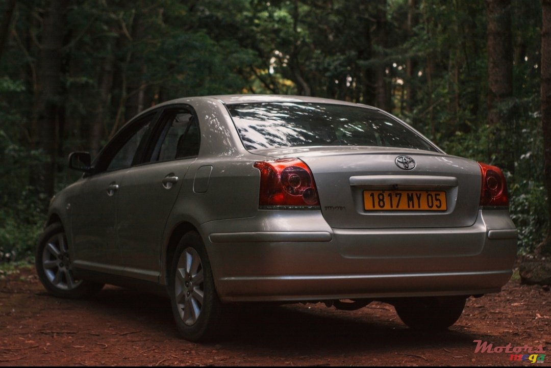 2005' Toyota Avensis photo #3