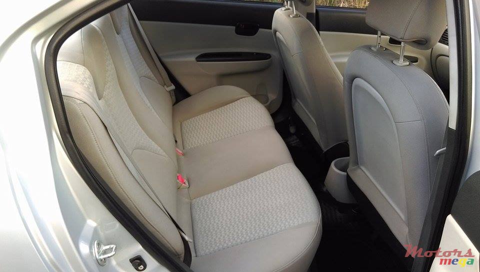 2009' Hyundai Accent photo #3