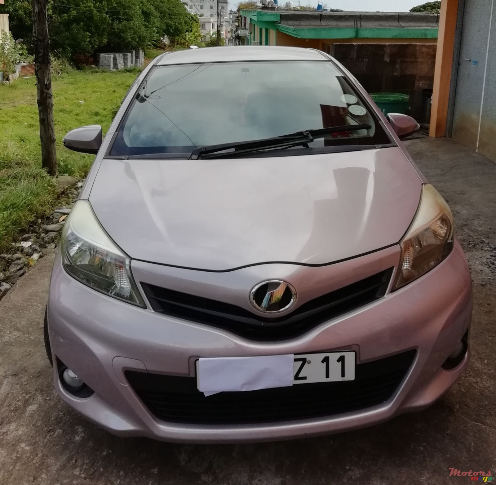 2011' Toyota Vitz photo #1