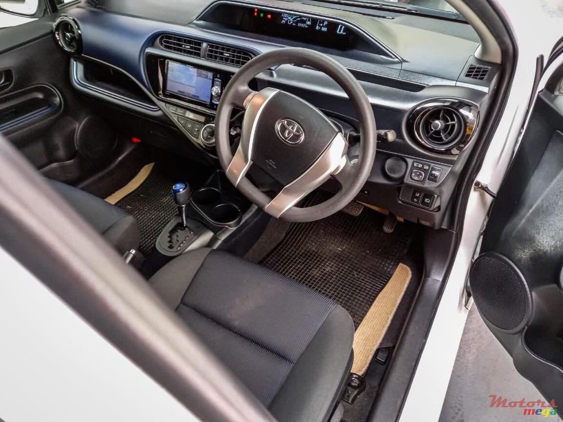 2017' Toyota Aqua photo #4