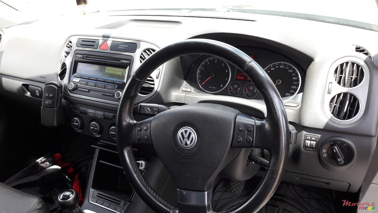 2011' Volkswagen Tiguan photo #7