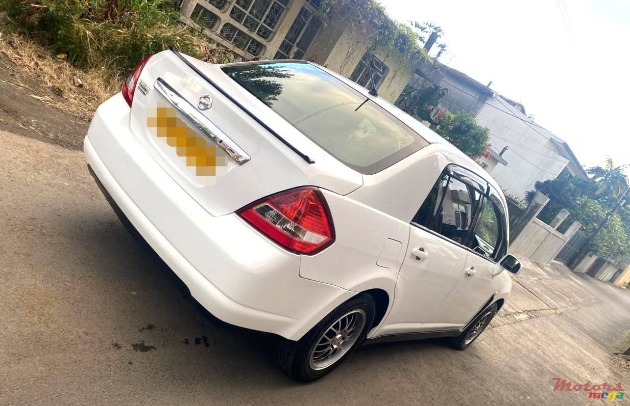 2011' Nissan Tiida photo #3