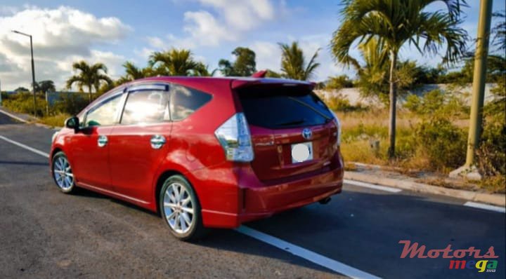 2013' Toyota Prius v photo #3