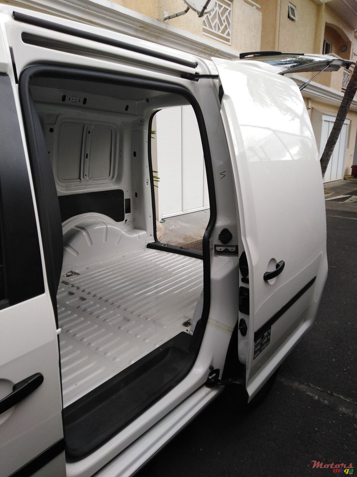 2018' Volkswagen Caddy Panel Van photo #2
