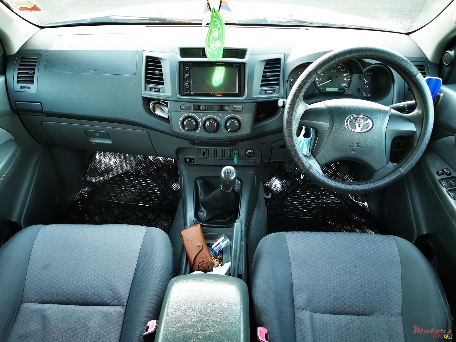 2012' Toyota Hilux 2.5T 2x4 photo #5