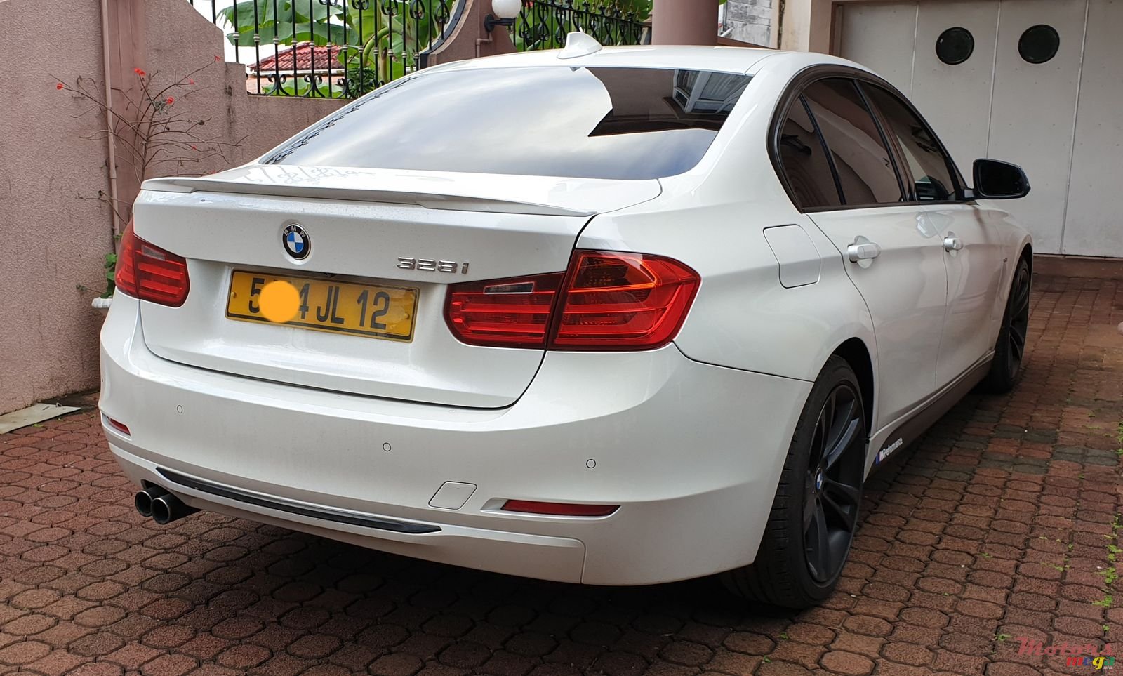 2012' BMW 3 Series 328i photo #4