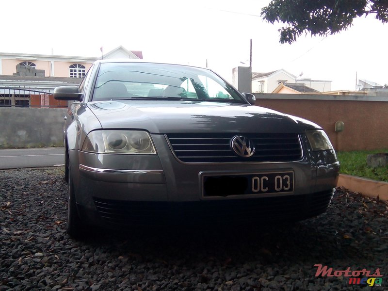 2003' Volkswagen Passat Sedan photo #1