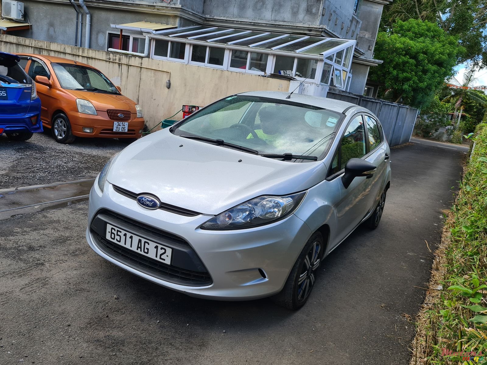 2012' Ford Fiesta Hatchback photo #2