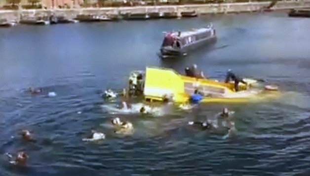 Liverpool Tourist Duck Boat Sinks, Rescues Caught on Video