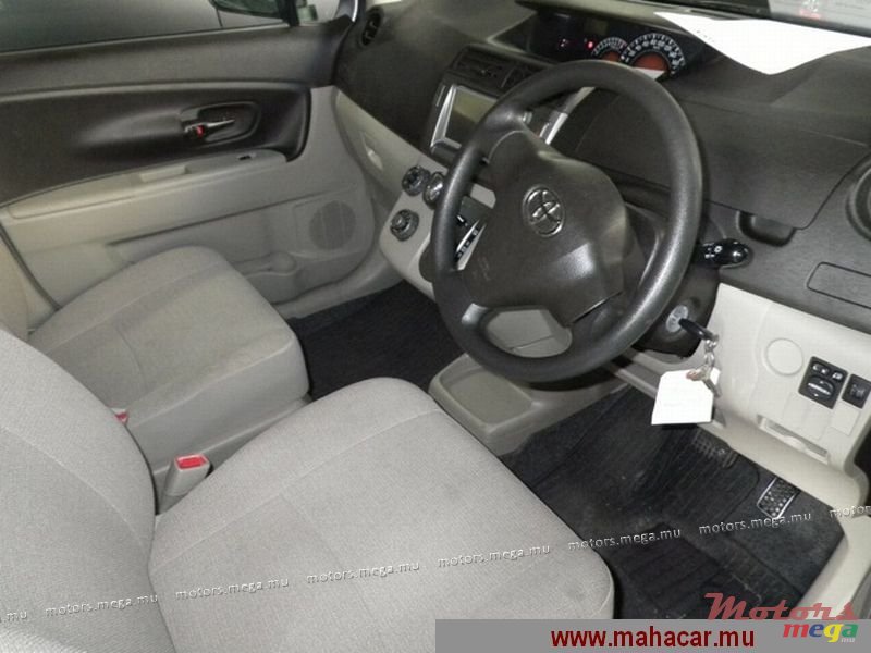 2010' Toyota Passo Sette photo #2