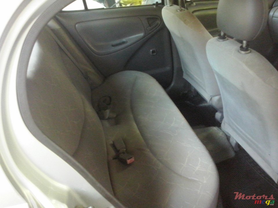 2000' Toyota Vitz non photo #4