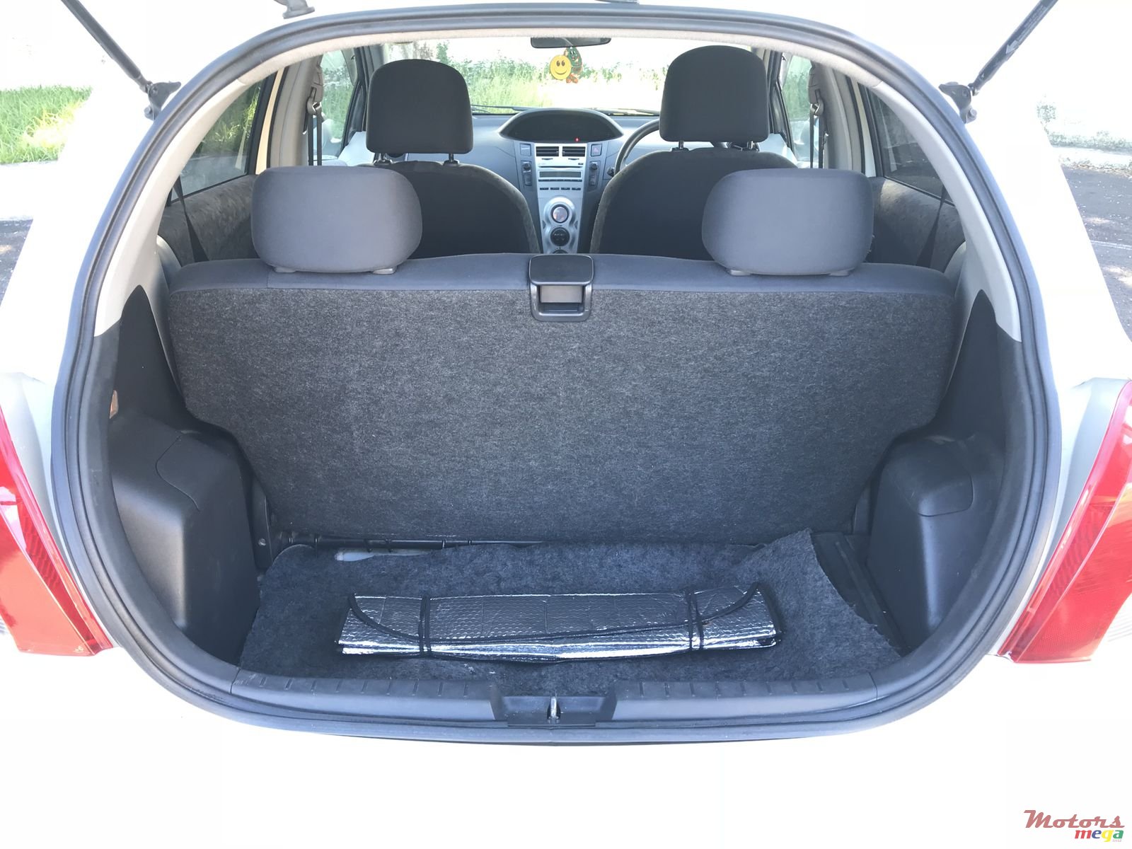 2008' Toyota Vitz photo #7