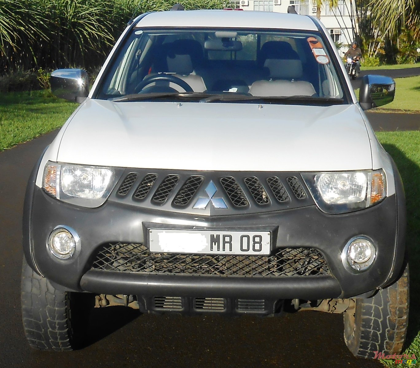 2008' Mitsubishi L 200 with carryboy photo #1