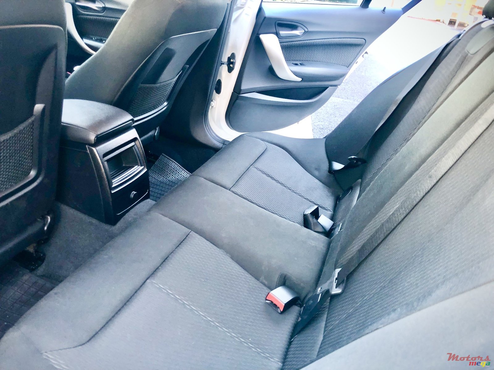 2016' BMW 1 Series 116d Efficiency Dynamics photo #3